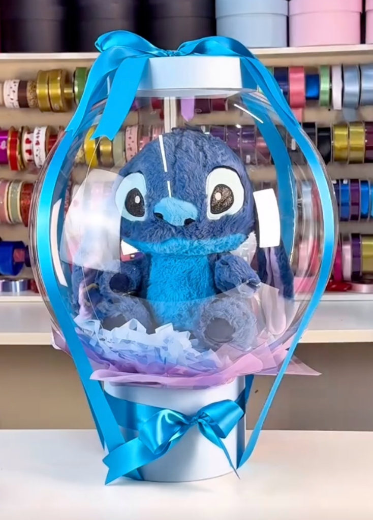 Peluche en globo sobre caja con dulces - Regalo San Valentín Quito